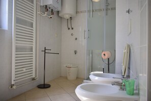 Departamento Confort | Baño | Regadera, bidet, toallas, jabón 