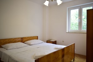 Appartement Confort | Système d’insonorisation, accès au Wi-Fi (inclus), literie fournie