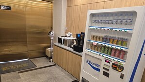 A hotel lobby with a vending machine, a coffee machine, and a microwave. - Browndot Hotel Gwangju Hanam Branch (Gwangju)