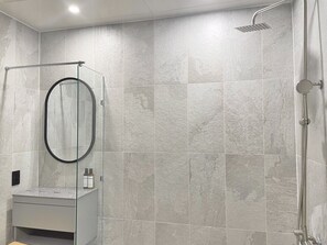 Dusche, Bademäntel, Hausschuhe, Handtücher