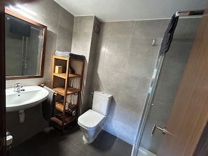 Shower, hair dryer, towels, soap - Cozy apartment in La Molina (La Molina)