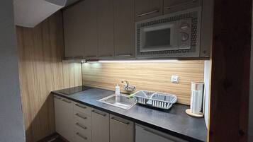 Een koelkast, een magnetron, een kookplaat