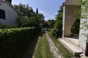 Property grounds - Apartment Dory (Malinska-Dubasnica)