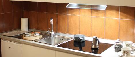 Kühlschrank, Mikrowelle, Herdplatte, Wasserkocher mit Kaffee-/Teezubehör