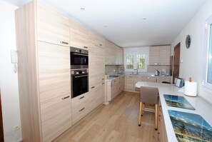 Kühlschrank, Mikrowelle, Ofen, Geschirrspüler