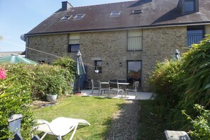 Outdoor dining - 7 Cottages in 100 acres, heated pool. Near Pont Aven, Concarneau, beaches 15km (Bretagne)
