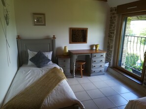 3 bedrooms, iron/ironing board, travel crib, free WiFi - 7 Cottages in 100 acres, heated pool. Near Pont Aven, Concarneau, beaches 15km (Bretagne)
