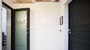 Una entrada moderna con una puerta de cristal que lleva la etiqueta “Residence Le Porte” y una puerta negra.
