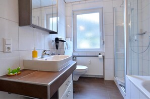 Apartment, Multiple Beds (Nr. 11) | Bathroom | Shower, free toiletries, hair dryer, towels - Haus Daniela Superior (Cochem)