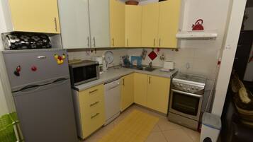 Apartment | Eigene Küche | Großer Kühlschrank, Mikrowelle, Ofen, Herdplatte