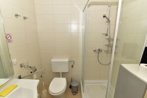 Appartement | Commodités de la salle de bain | Douche, serviettes fournies, savon, papier de toilette