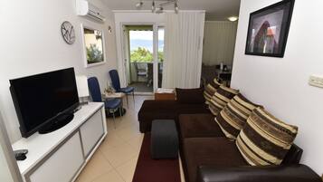 Apartment | Living area | Flat-screen TV