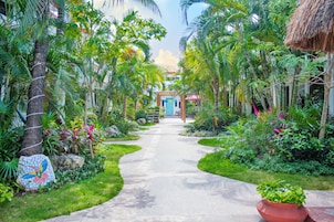 Quarto superior, 1 cama King, vista para a piscina | Fachada