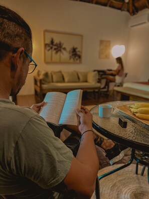 Deluxe Bungalow | Living area | Smart TV, Netflix, streaming services - Hotel Villas Colibrí Suites and Bungalows. (Cozumel)