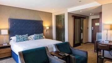 Executive Room, 1 King Bed | 1 bedroom, in-room safe, desk, blackout drapes