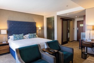 Quarto executivo, 1 cama King | Cofres nos quartos, escrivaninha, cortinas blackout