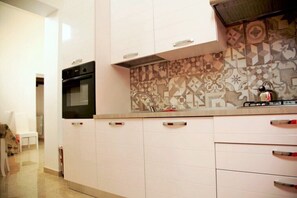 Frigorifero, microonde, forno, piano cottura