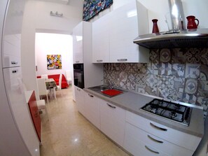 Frigorifero, microonde, forno, piano cottura