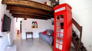 Smart-TV, Bücher, Stereoanlage