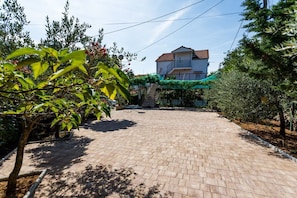 Front of property - Apartment Gordana (Malinska-Dubasnica)