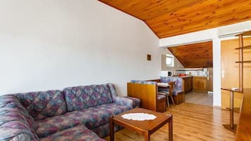 Apartment, Meerblick | Wohnbereich | Flachbildfernseher