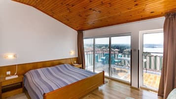 Apartemen, pemandangan laut | Meja kerja, kedap suara, setrika/meja setrika, dan Wi-Fi gratis