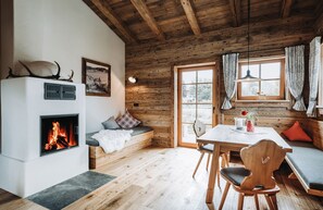 Alpehytte, 1 soverom, terrasse, fjellutsikt (S`GMIETLENÈ) | Sengetøy av topp kvalitet, senger med overmadrass og minibar