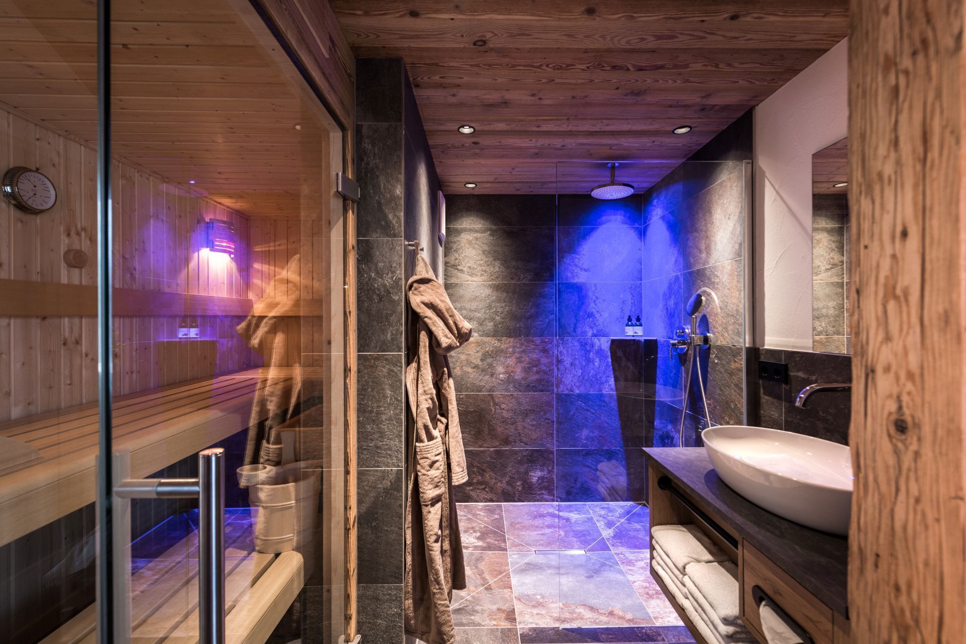 Panoramic-Chalet | Badezimmer | Kostenlose Toilettenartikel, Haartrockner, Bademäntel, Hausschuhe