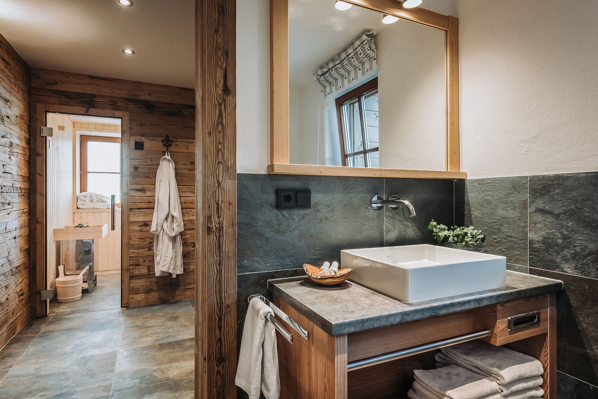 Perlengkapan mandi gratis, pengering rambut, jubah mandi, dan sandal