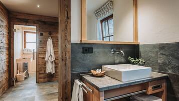 Perlengkapan mandi gratis, pengering rambut, jubah mandi, dan sandal