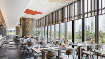 朝食 (ビュッフェ)、平日に提供 (1 名様 228 HKD)