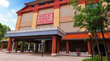 Un grand bâtiment sur lequel on peut voir une enseigne bien visible indiquant : « Musée du patrimoine de Hong Kong ».