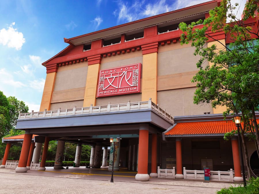Un grand bâtiment sur lequel on peut voir une enseigne bien visible indiquant : « Musée du patrimoine de Hong Kong ».