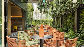Desayuno buffet los días de semana (HKD 228 por persona)