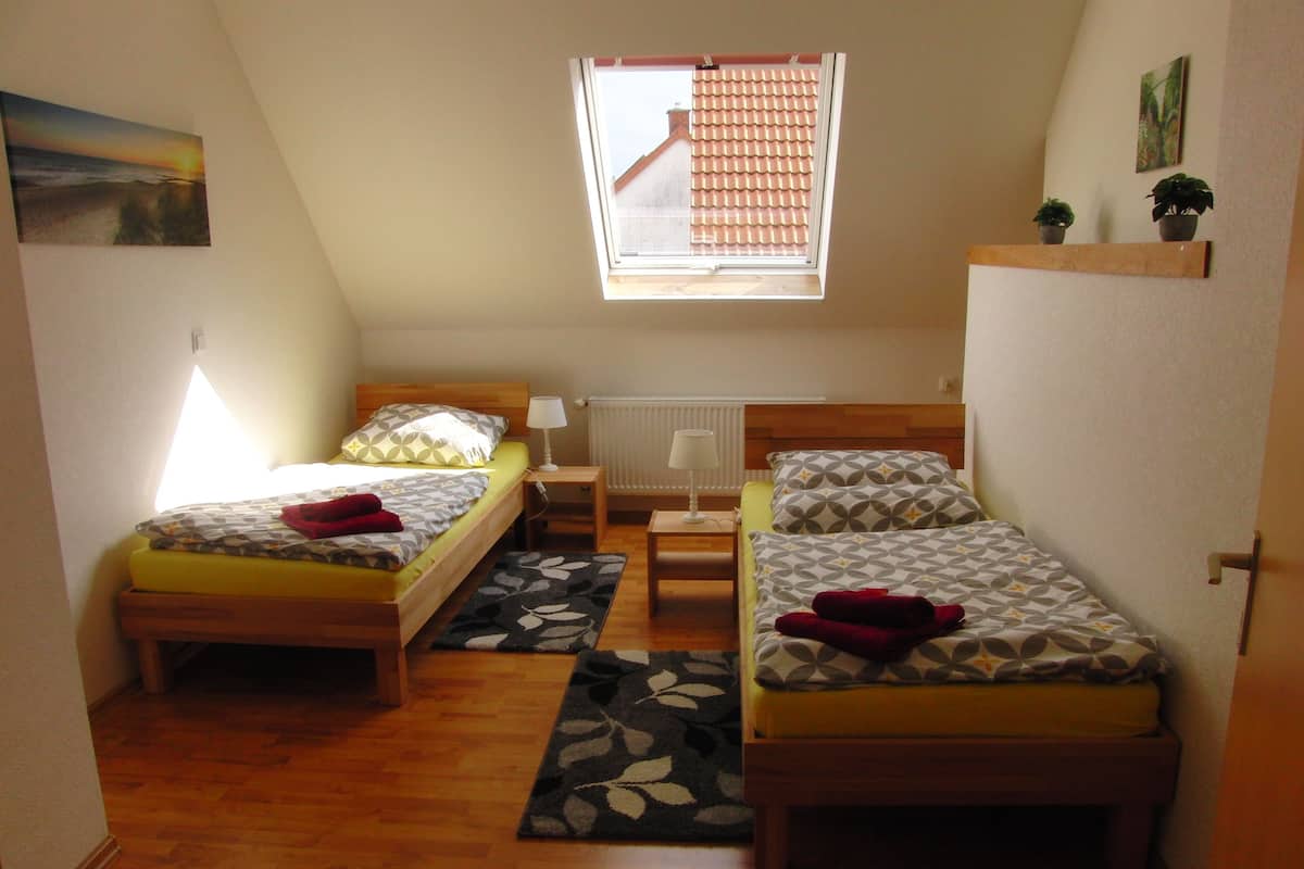 2 kamar tidur, tirai kedap cahaya, dan setrika/meja setrika