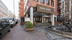 A modern building with a sign reading "SIGNAL IDUNA Versicherungen und Finanzen".