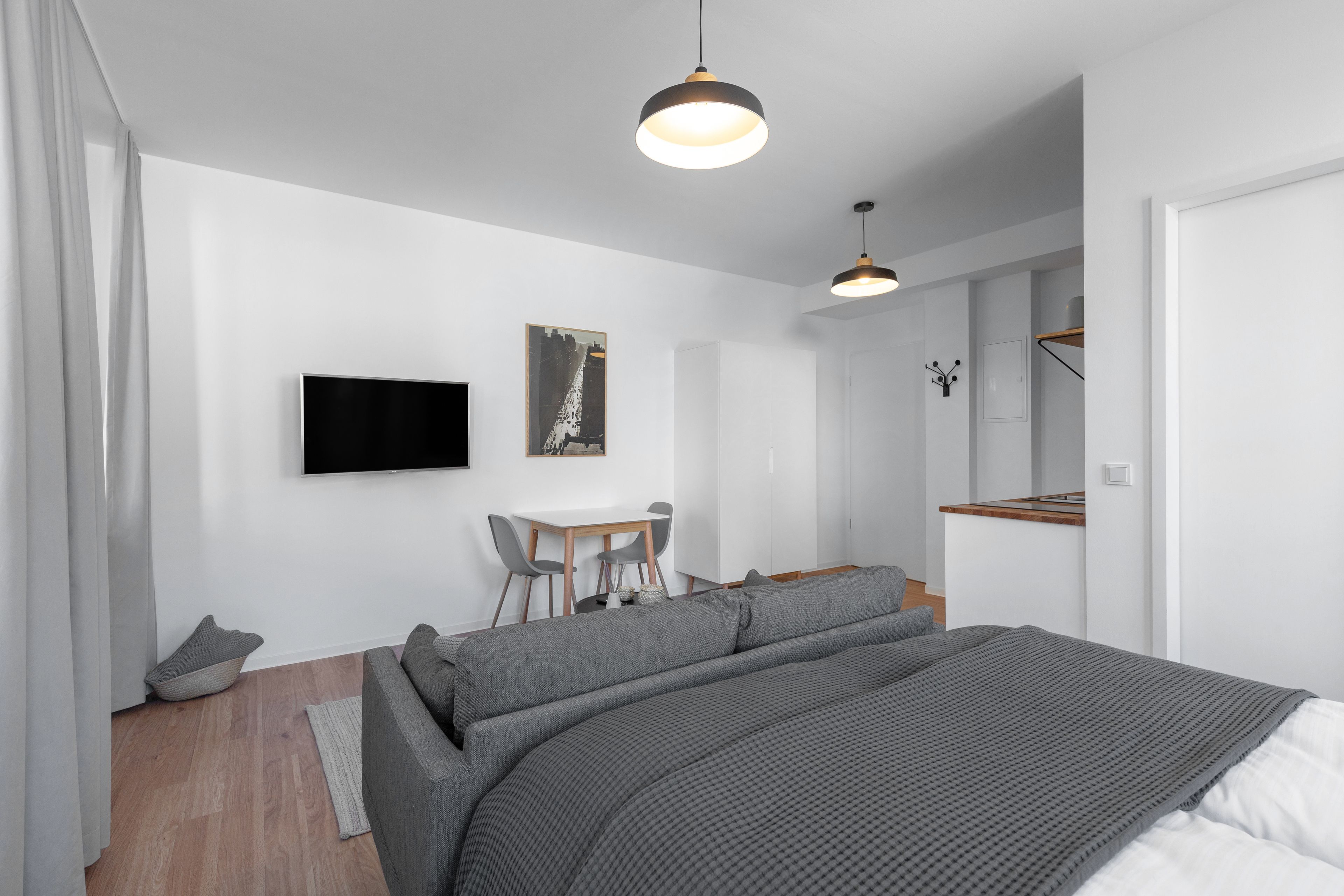 Une chambre à coucher moderne avec un grand lit, un bureau et une chaise.