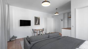 Une chambre à coucher moderne avec un grand lit, un bureau et une chaise.
