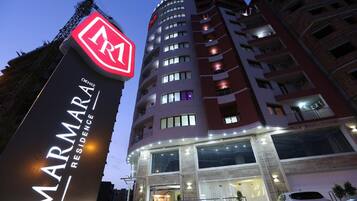 Fassade der Unterkunft – Abend/Nacht