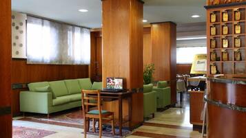 Coin salon dans le hall