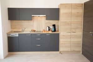 Premium Penthouse, Garden View | Private kitchen | Full-size fridge, microwave, stovetop, dishwasher - @home Boardinghouse (Dinklage)