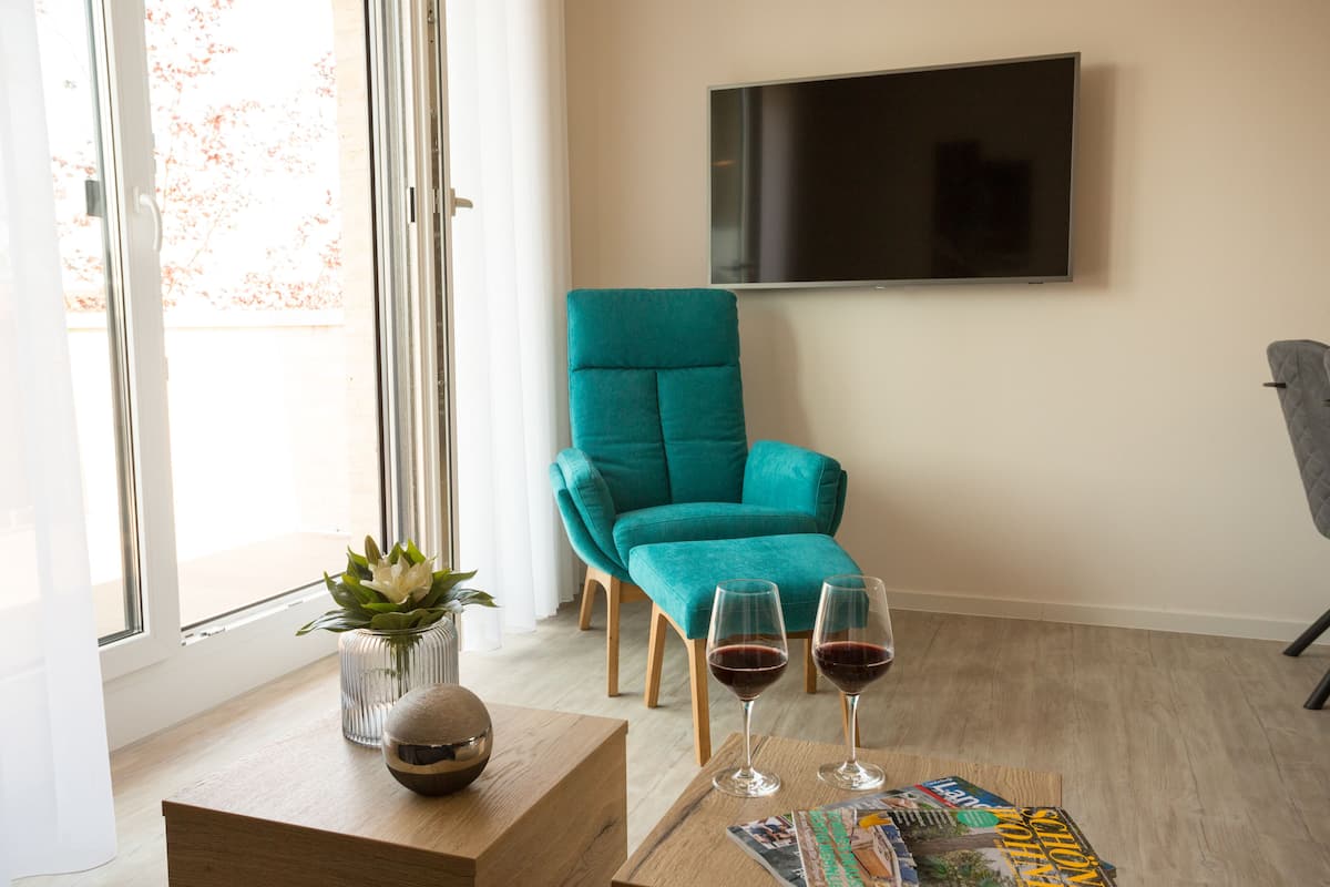 Deluxe penthouse, uitzicht op tuin | Individueel gedecoreerd, individueel gemeubileerd, een bureau