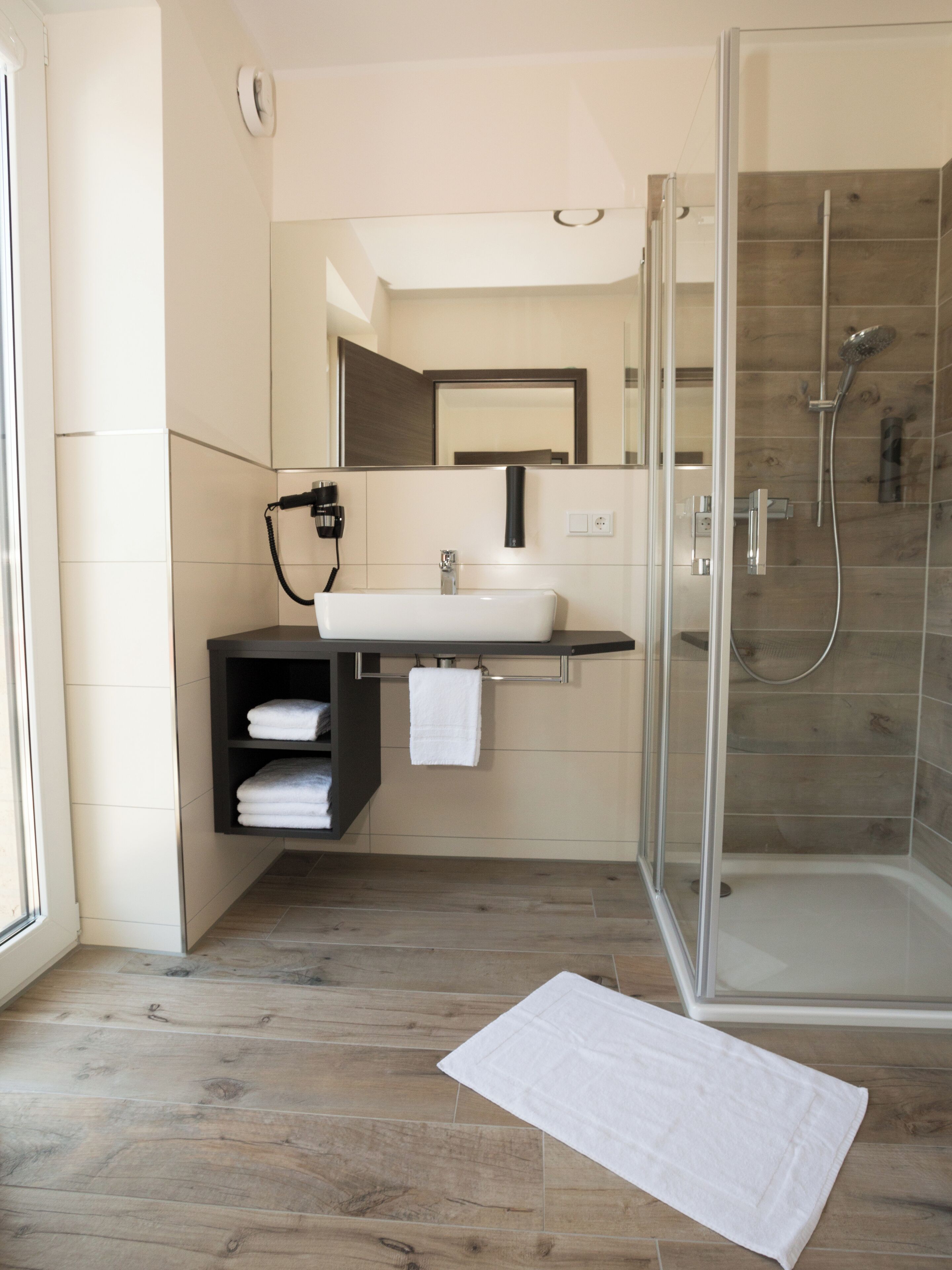 Een douche, een hydromassagedouche, een haardroger, handdoeken