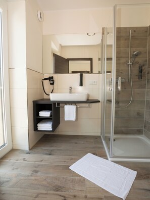Shower, hydromassage showerhead, hair dryer, towels - @home Boardinghouse (Dinklage)