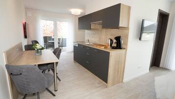 Großer Kühlschrank, Mikrowelle, Herdplatte, Geschirrspüler