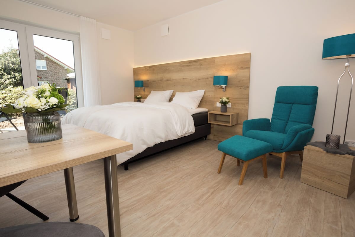 Comfort appartement, uitzicht op tuin | Individueel gedecoreerd, individueel gemeubileerd, een bureau