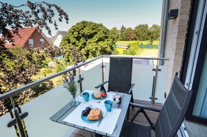 Apartamento luxo, vista para o jardim | Escrivaninha, espaço de trabalho para notebook, cortinas blackout