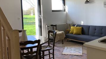 Suite (Cassel) | Individueel gedecoreerd, individueel gemeubileerd, een bureau