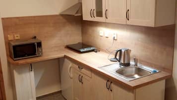 Apartemen Klasik, pemandangan kebun | Dapur pribadi | Lemari es, microwave, kompor, dan peralatan masak/sendok-piring