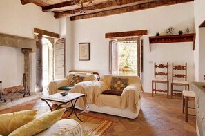 TV, fireplace - 3 bedroom villa (8 sleeps) with private pool in Garfagnana (55030 Villa Collemandina)